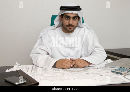 Arabische Geschäftsmann Hände am Tisch sitzen im Büro Stockfoto