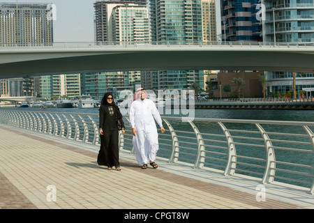 Arabische Paare, die in der Dubai Marina, Vereinigte Arabische Emirate Stockfoto