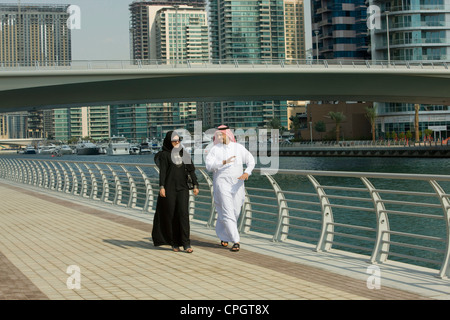 Arabische Paare, die in der Dubai Marina, Vereinigte Arabische Emirate Stockfoto