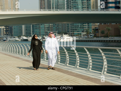 Arabische Paare, die in der Dubai Marina, Vereinigte Arabische Emirate Stockfoto