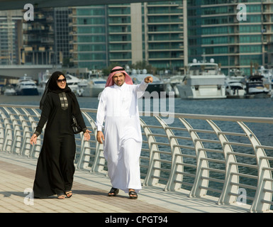 Arabische Paare, die in der Dubai Marina, Vereinigte Arabische Emirate Stockfoto