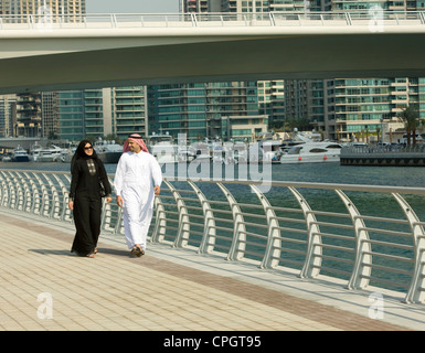 Arabische Paare, die in der Dubai Marina, Vereinigte Arabische Emirate Stockfoto