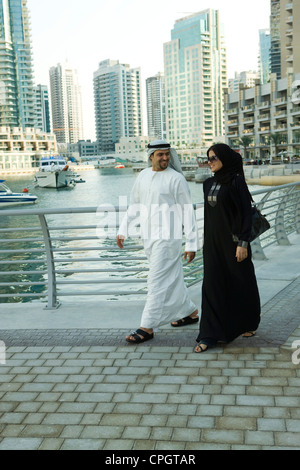 Arabische paar zu Fuß in der Dubai Marina, Vereinigte Arabische Emirate Stockfoto