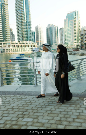 Arabische paar zu Fuß in der Dubai Marina, Vereinigte Arabische Emirate Stockfoto