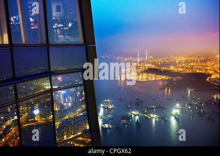 Eine Luftaufnahme von Kowloon in der Nacht vom International Commerce Centre Stockfoto