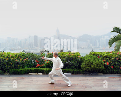 William Ng, ein Tai Chi Meister praktizieren Tai Chi Stockfoto