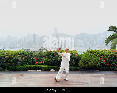 William Ng, ein Tai Chi Meister praktizieren Tai Chi Stockfoto