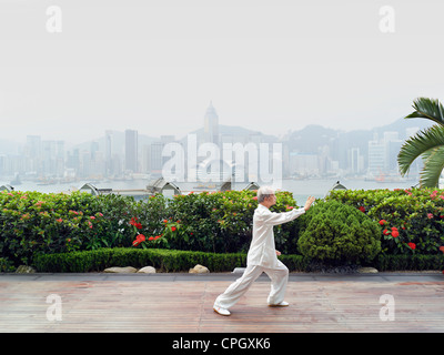 William Ng, ein Tai Chi Meister praktizieren Tai Chi Stockfoto