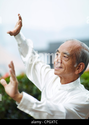 William Ng, ein Tai Chi Meister praktizieren Tai Chi Stockfoto