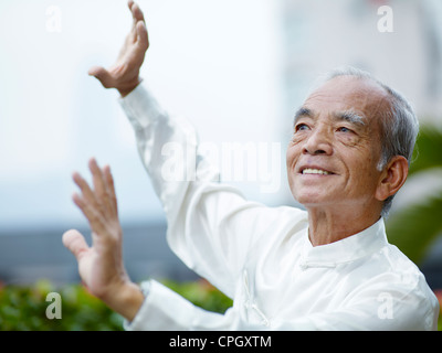 William Ng, ein Tai Chi Meister praktizieren Tai Chi Stockfoto