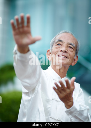 William Ng, ein Tai Chi meistern praktizieren Tai Chi. Stockfoto