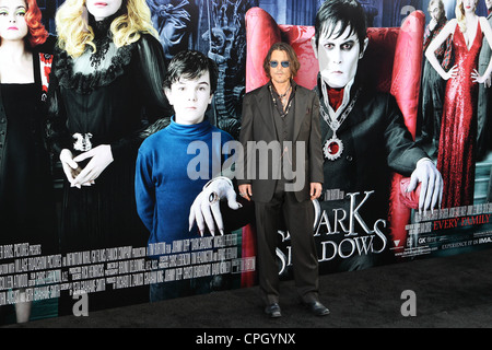 Schauspieler Johnny Depp kommt bei Warner Bros. Bilder Welt-Premiere von "Dark Shadows" im 7. Mai 2012. Stockfoto