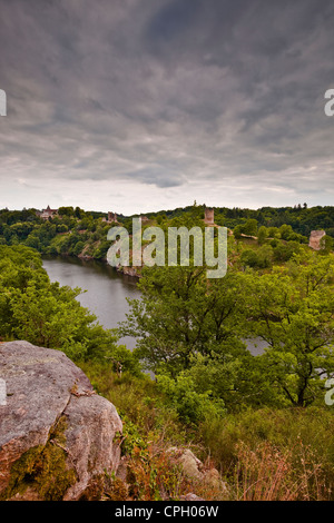 Die Burg liegen oberhalb des Flusses Creuse in Limousin, Frankreich. Stockfoto