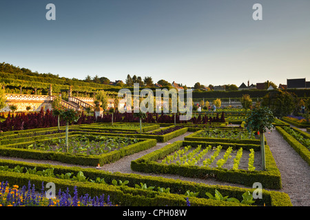 Das Schloss und die Gärten von Villandry im historischen Loire-Tal während des Sonnenuntergangs. Stockfoto