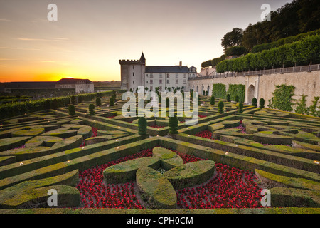 Das Schloss und die Gärten von Villandry im historischen Loire-Tal während des Sonnenuntergangs. Stockfoto