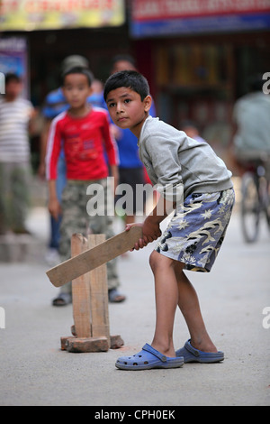 Nepalesischen Jungs spielen Cricket in der Straße von Thamel Nepal Stockfoto