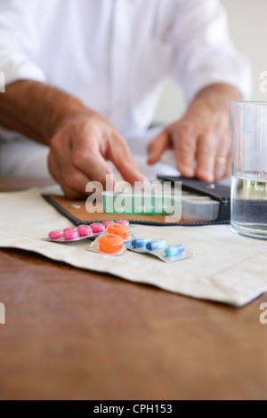Alte Dame mit Pillbox Medizin zu halten organisiert Stockfoto