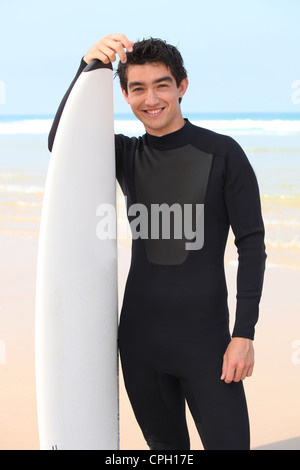 Junge Brünette mit Surfbrett Stockfoto