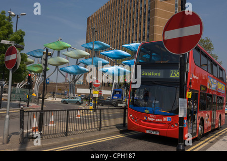 Die Postkutsche 238 Busverbindung nach Stratford, Eingabe der Busbahnhof mit dem Schwarm Olympic Kunstwerk. Stockfoto