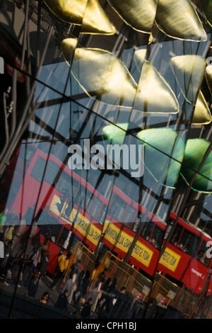 Spiegelt sich in der Station-Glas, einem roten Londoner Doppeldecker-Bus und Pendler unter die neue kinetische Skulptur im Stratford Centre, in der Nähe von neu gebauten Olympiapark für die Spiele 2012 in London. Stockfoto