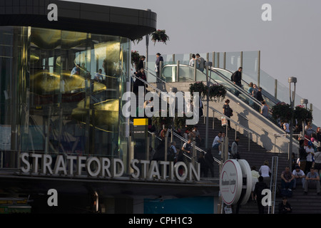 Stratford mainline Station, die Ziel-Hub für ankommende Passagiere von London 2012 Olympische und Pendler. Stockfoto