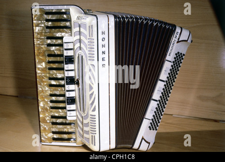 Musik, Instrument, Keyboarder, Akkordeon, Hohner 'morino' IV M, Deutschland, , zusätzliche-Rights-Clearences-not available Stockfoto