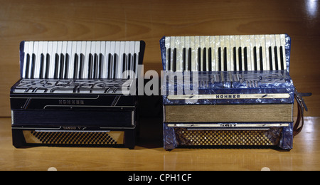 Musik, Instrument, Keyboarder, Akkordeon, Hohner 'Tango' V und VI, Deutschland, , Additional-Rights-Clearences-not available Stockfoto