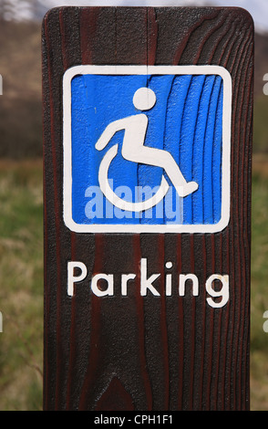 Behinderten Parkplatz Schild auf Holz Stockfoto