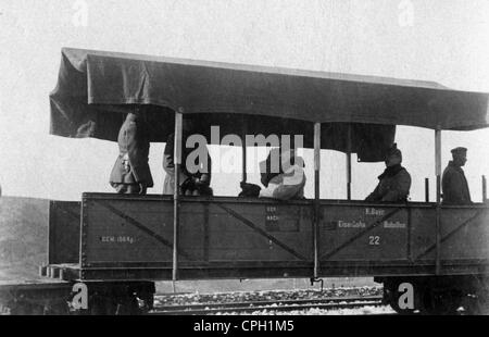 Ereignisse, erster Weltkrieg / 1. Weltkrieg, Balkan, Offiziere einer deutschen Eisenbahn-Pioniereinheit bei der Eröffnung einer neuen Feldbahnlinie bei Prilep, Mazedonien, 22.2.1917, 20. Jahrhundert, historisch, historisch, 1910er, 10er, Armee, Militär, Deutschland, Deutsches Reich, Reich, Uniform, Uniformen, Ingenieure, Offizier, Versorgung, Lieferungen, Rückbereich, Königliches Bayerisches Eisenbahnbataillon 22, Auto, Personen, Zusatz-Rechte-Abfertigung-nicht vorhanden Stockfoto