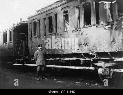 Ereignisse, erster Weltkrieg / 1. Weltkrieg, Westfront, 1915 - 1918, Deutscher Eisenbahnwaggon beschädigt durch Artilleriefeuer auf einem Bahnhof hinter der Front, Frankreich, 18.3.1916, Auto, zerstört, 1910er, 10er, 20. Jahrhundert, historisch, historisch, Zerstörung, Soldat, Offizier, Deutschland, Militär, Deutsches Reich, Uniform, Uniformen, Schäden, Menschen, Zusatzrechte-Clearences-nicht vorhanden Stockfoto