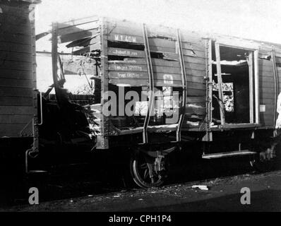 Ereignisse, erster Weltkrieg / 1. Weltkrieg, Westfront, 1915 - 1918, Deutscher Güterwagen durch Artilleriefeuer auf einem Bahnhof hinter der Front zerstört, Frankreich, 17.3.1916, Eisenbahn, 1910er, 10er, 20. Jahrhundert, historisch, historisch, Zerstörung, Deutschland, Militär, Deutsches Reich, Reich, Schaden, Waggon, Güterwagen, Direktschlag, Zusatzrechte-Abfertigung-nicht vorhanden Stockfoto