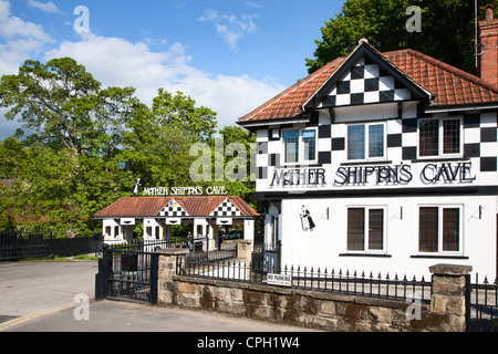 Eingang zur Mutter Shiptons Höhle Knaresborough North Yorkshire England Stockfoto