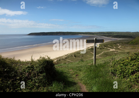 Küsten-Wanderweg-Zeichen zu Nicholaston und drei Klippen Bucht mit Oxwich Bucht hinter Gower South Wales UK Stockfoto