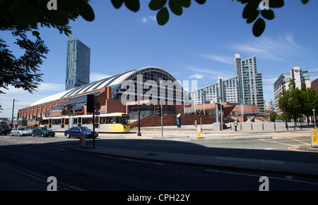 Manchester Central in Sonne wie eine gelbe Metrolink-Straßenbahn verläuft Stockfoto