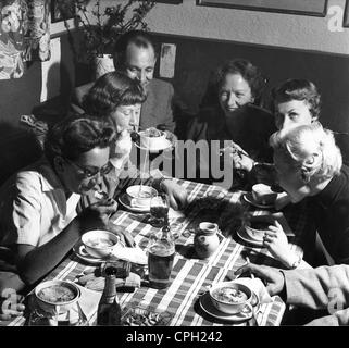 Gastronomie, Verpflegung, Gastgruppe beim Essen von Zwiebelsuppe im Restaurant 'Meine Schwester und ich', München, Deutschland, 1954, Zusatzrechte-Clearences-nicht vorhanden Stockfoto