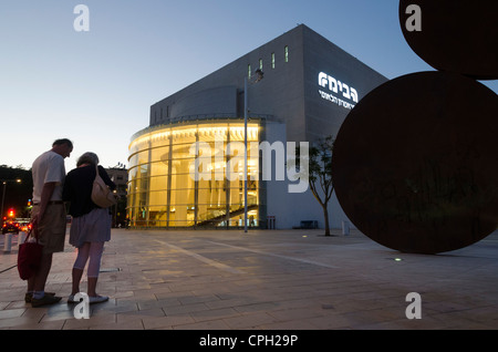 Habima renovierten Gebäude des Nationaltheaters in der Abenddämmerung am 8. Mai 2012 in Tel Aviv, Israel. Stockfoto