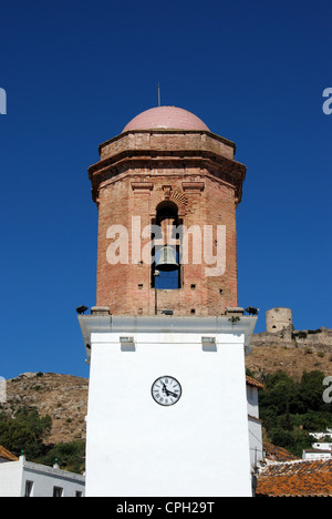 Glockenturm in der Stadt mit der Burg auf der Rückseite, Jimena de la Frontera, Andalusien, Spanien in Westeuropa. Stockfoto