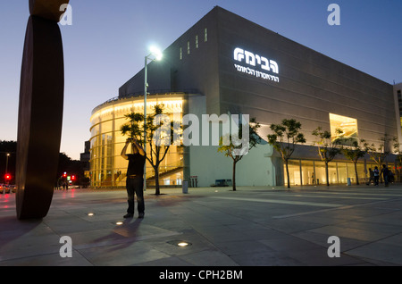 Habima renovierten Gebäude des Nationaltheaters in der Abenddämmerung am 8. Mai 2012 in Tel Aviv, Israel. Stockfoto