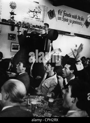 Sport, Fußball, FIFA Fußball-Weltmeisterschaft 1966, Finale Westdeutschland gegen England, deutsche Fans geben in einem Restaurant in Frankfurt am Main Jubel, als ihre Mannschaft ein Tor schießt, 30.7.1966, Zusatzrechte-Freispiele-nicht verfügbar Stockfoto