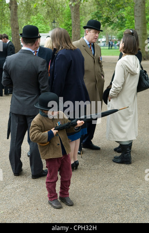 Junge, der so tut, als ob er Soldaten angreift. Wie Vater wie Sohn. Combined Cavalry Old Comrades Memorial Parade Hyde Park London, England 2012 2010er Jahre UK HOMER SYKES Stockfoto