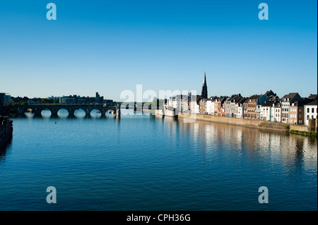 St.-Servatius-Brücke und Wijck Bereich auf den Fluss Maas, Maastricht, Limburg, Niederlande, Europa. Stockfoto