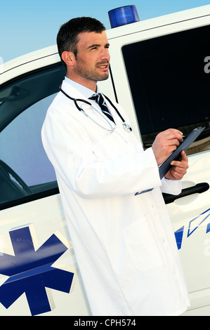 Arzt schreibt einen Bericht hinter einen Krankenwagen Stockfoto