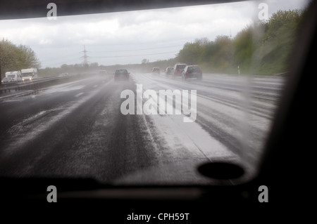 Fahren auf einem nassen A1 Autobahn Deutschland Stockfoto