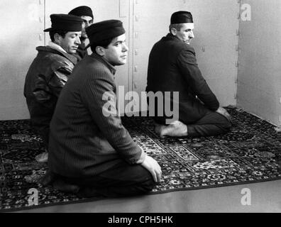 Religion, Islam, Gebetsraum, türkische Bauarbeiter beten in einem als Gebetsraum modifizierten Eisenbahnwaggon, Niedersachsen, 1964, Zusatzrechte-Clearences-nicht vorhanden Stockfoto