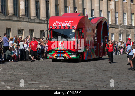 Ein Coca-Cola-Sponsoring-Bus kommt in Bath Royal Crescent vor der Ankunft der Olympischen Fackel-Relais-Prozession. Stockfoto