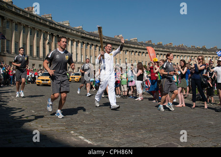 Christopher Phillips, 37, (Mitte) trägt die Olympische Fackel um die Royal Crescent in Bath, Somerset, UK, am Dienstag, den 22. Mai Stockfoto