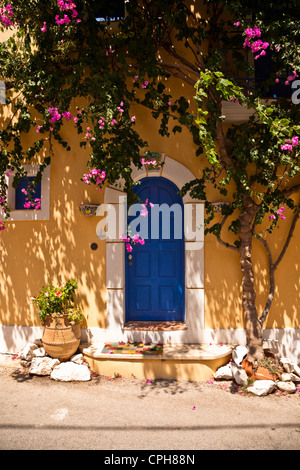 Ein bunt bemalten Tür in Assos, Kefalonia, Griechenland Stockfoto