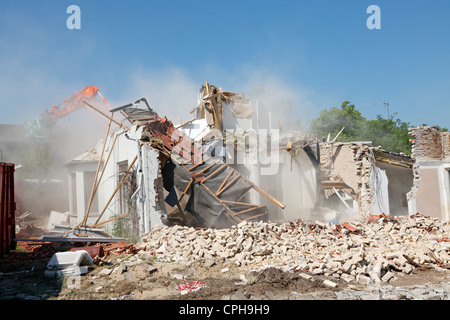 Ein Haus wird durch Einsatz des Baggers um Platz für einen neuen Supermarkt, Dänemark machen abgerissen. Stockfoto