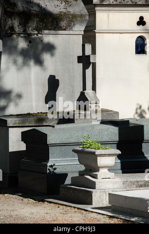 Gräber auf dem Friedhof Montparnasse, Paris, Frankreich Stockfoto