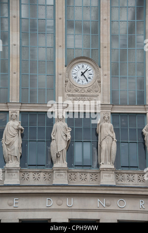 Bahnhof Uhr und Statuen, Gare du Nord, Paris, Frankreich Stockfoto